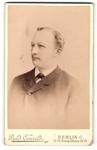Fotografie Rud. Conrad, Berlin-C, Portrait junger Herr mit zurückgekämmtem Haar
