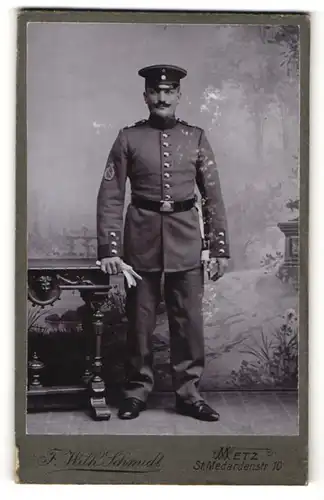 Fotografie F. Wilh. Schmidt, Metz, Portrait Soldat in Uniform mit Ärmelabzeichen