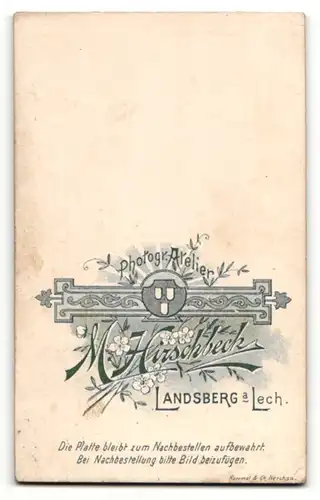 Fotografie M. Hirschbeck, Landsberg a/Lech, junger Mann in Anzug mit Fliege