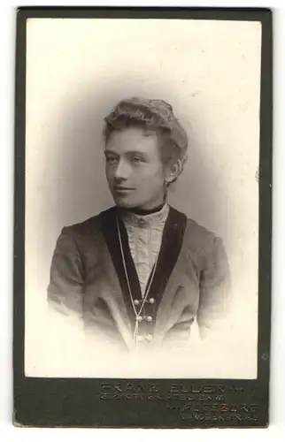 Fotografie Franz Eller, Augsburg, Portrait junge Frau mit zusammengebundenem Haar