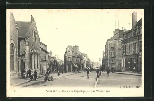 AK Vierzon, Rue de la République et Rue Victor-Hugo