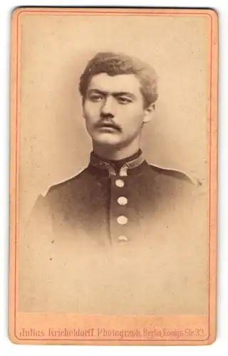 Fotografie Julius Kricheldorff, Berlin, Portrait Unteroffizier in Uniform