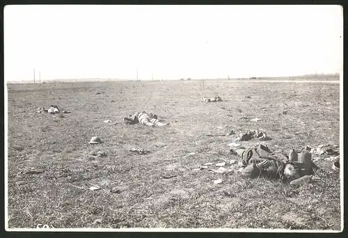 Fotografie 1.WK, Ansicht Roye / Somme, gefallene englische Soldaten auf dem Schlachtfeld