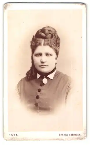 Fotografie George Harmsen, Wien, Frau mit geflochtener Frisur und Halsband mit Amulett