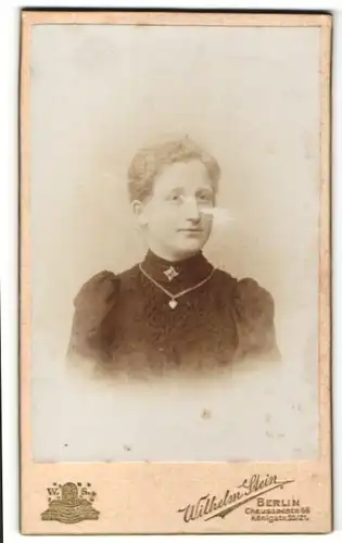 Fotografie Wilhelm Stein, Berlin, Frau im Kleid mit Puffärmeln und Halskette