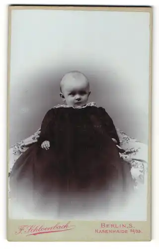 Fotografie F. Schloenbach, Berlin, Baby in zu grossem schwarzen Kleidchen