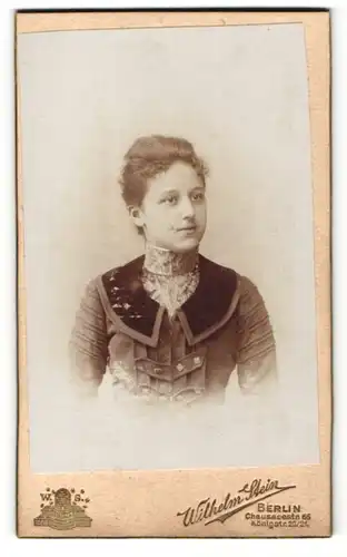 Fotografie Wilhelm Stein, Berlin, Frau im Kleid mit breitem schwarzen Kragen