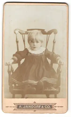 Fotografie A. Jandorf & Co., Berlin, Kind im KLeid auf Stuhl sitzend