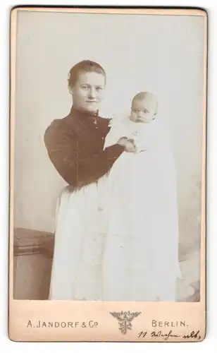 Fotografie A. Jandorf & Co., Berlin, Frau mit Baby im Taufkleid im Arm