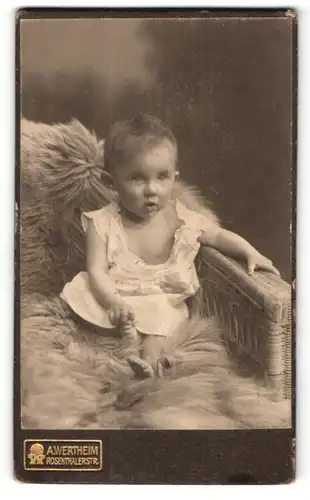 Fotografie A. Wertheim, Ort unbekannt, Baby auf Sessel sitzend