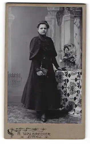 Fotografie H. Walbrecker, Zittau, Junge Frau in schwarzem Kleid mit Buch in der Hand
