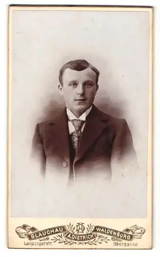 Fotografie A. Dietrich, Glauchau, Junger Mann mit gemusterter Krawatte und dunkler Jacke
