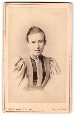 Fotografie Josef Woersching, Starnberg, junge Frau in Kleid mit Puffärmeln und Brosche