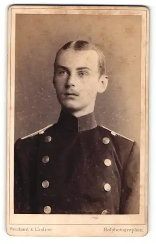 Fotografie Reichard & Lindner, Berlin, junger Soldat mit platten Haaren und Mittelscheitel