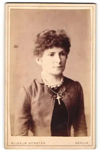 Fotografie Wilhelm Kersten, Berlin, Frau mit hochgestecktem Haar und Kreuz an der Halskette