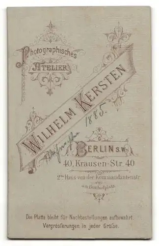 Fotografie Wilhelm Kersten, Berlin, Frau mit hochgestecktem Haar und Kreuz an der Halskette