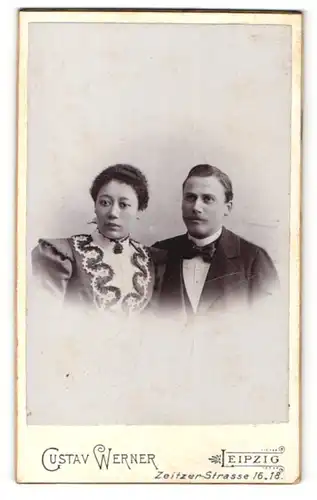 Fotografie Gustav Werner, Leipzig, Mann im Anzug mit Fliege und Frau im Kleid