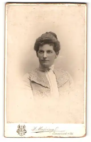 Fotografie J. Mafsing, Emmerich a./Rh., Frau im Kleid mit hochgesteckter Frisur
