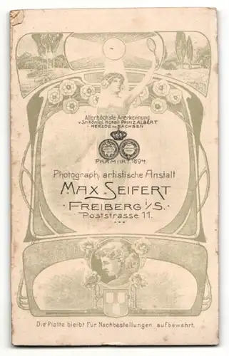 Fotografie Max Seifert, Freiberg i/S., Mann im Anzug mit breitem Binder und auffälligem Mittelscheitel