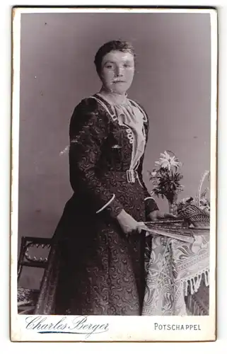 Fotografie Charles Berger, Potschappel, Frau im Kleid mit Fächer in der Hand