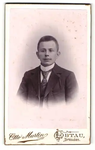 Fotografie Otto Martin, Löbtau Dresden, junger Mann im Anzug mit breitem Binder