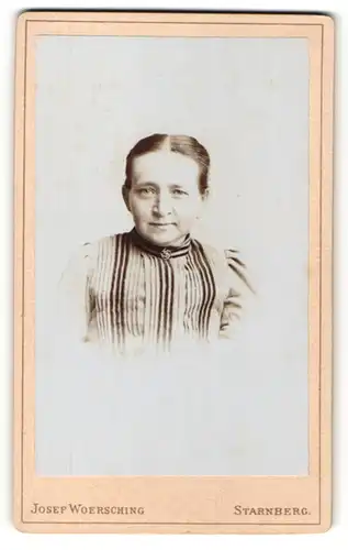 Fotografie Josef Woersching, Starnberg, Frau mit Bluse und Brosche am Kragen