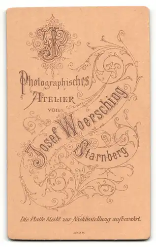 Fotografie Josef Woersching, Starnberg, Frau mit Bluse und Brosche am Kragen