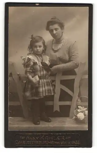Fotografie Anny Kahler, Berlin-Charlottenburg, kleines Mädchen im Kleid mit Frau im Kleid dahinter