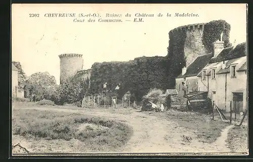AK Chevreuse, Ruines du Château de la Madeleine, Cour des Communs