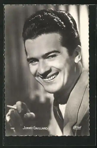 AK Schauspieler Jimmy Gaillard lächelnd mit Zigarette zur Seite schauend