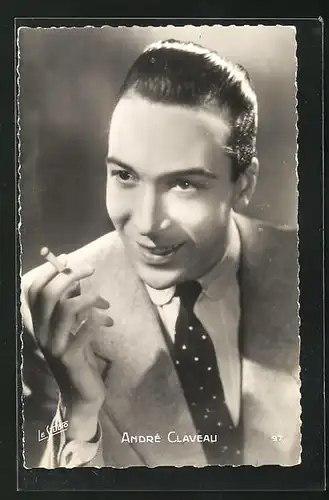 AK Schauspieler Andrè Claveau im Anzug lächelnd mit Zigarette