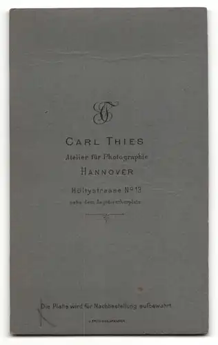 Fotografie Carl Thies, Hannover, Mann im Anzug mit Fliege