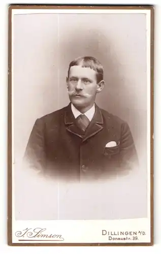 Fotografie J. Simson, Dillingen A./D., Mann im Jacket mit breitem Schauzbart und platten Haaren