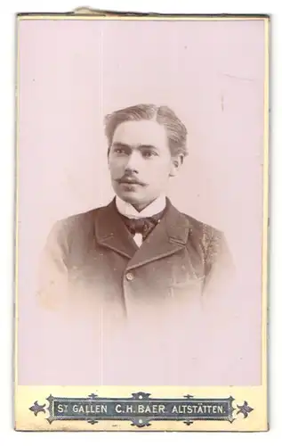 Fotografie C. H. Baer, St. Gallen, junger Mann im Jacket mit Fliege und Oberlippenbart