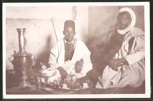Fotografie Nordafrika, Vater und Sohn beim Tee trinken