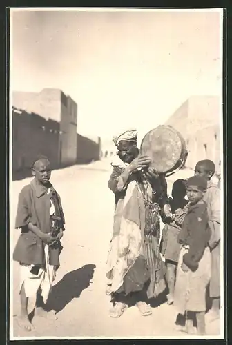 Fotografie Nordafrikanischer Strassenmusikant und Kinder