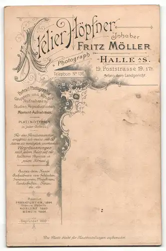 Fotografie Fritz Möller, Halle A/S., Herr mit Schnurrbart und Fliege neben Dame mit Baby