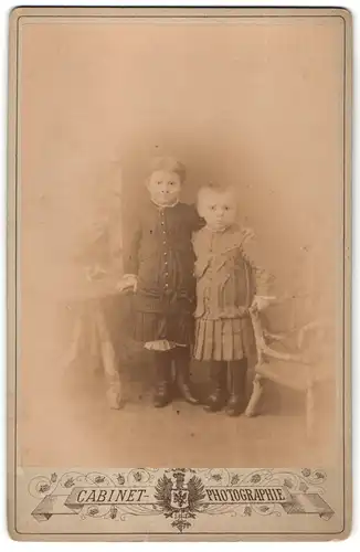 Fotografie Robert Schneider, Bischofswerda, Portrait zwei kleine Mädchen in hübschen Kleidern