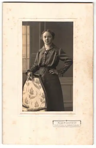Fotografie Alwin Dietrich, Glauchau & Waldenburg, Portrait junge Dame in hübscher Kleidung an Stuhl gelehnt