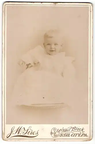 Fotografie J. W. Sieres, S. Oil City, Pa., Portrait niedliches Kleinkind im weissen Kleid