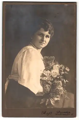 Fotografie Rost, Dresden, Portrait bürgerliche Dame in hübscher Kleidung mit Halskette u. Blumen