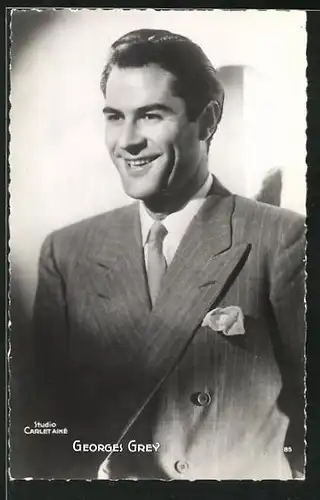 AK Schauspieler Georges Grey im Anzug zur Seite lächelnd