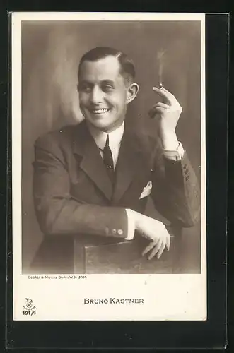 AK Schauspieler Bruno Kastner mit Zigarette in der Hand zur Seite lächelnd