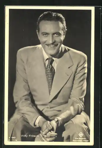 AK Schauspieler Willy Fritsch im Anzug in die Kamera lächelnd
