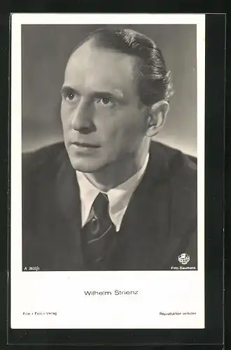 AK Schauspieler Wilhelm Strienz im Anzug fragend zur Seite schauend