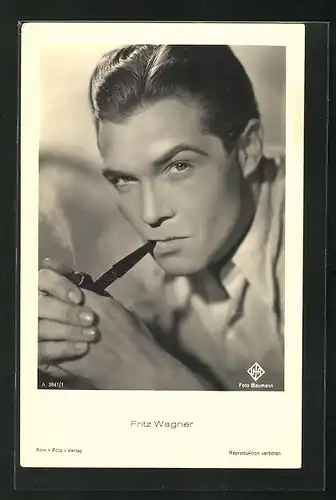 AK Schauspieler Fritz Wagner eine Pfeife rauchend
