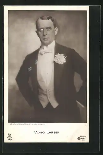 AK Schauspieler Viggo Larsen in Smoking mit Blume am Revers und mit Monokel