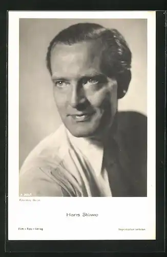 AK Schauspieler Hans Stüwe mit leichtem Lächeln in Hemd mit Krawatte