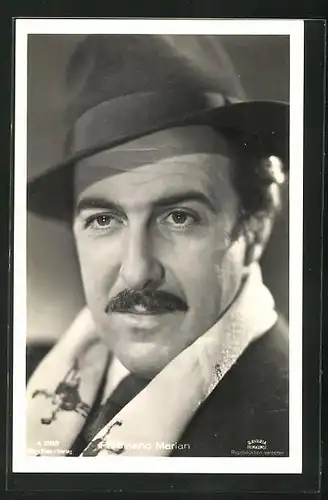 AK Schauspieler Ferdinand Marian mit Hut und Schal