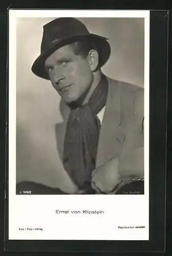 AK Schauspieler Ernst von Klipstein in Anzug mit Schal und Hut